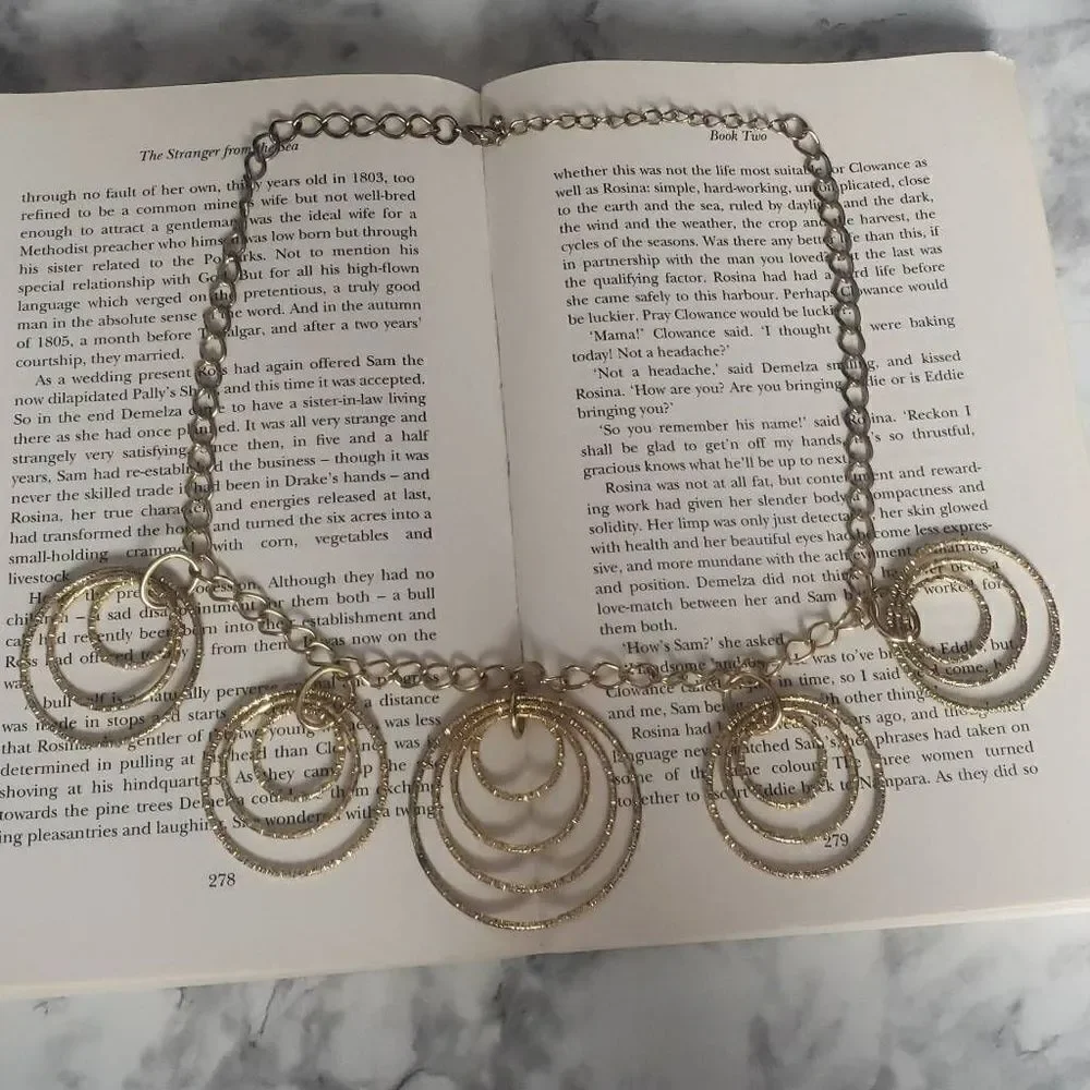 ‎Golden Circle Hooped Rings Necklace